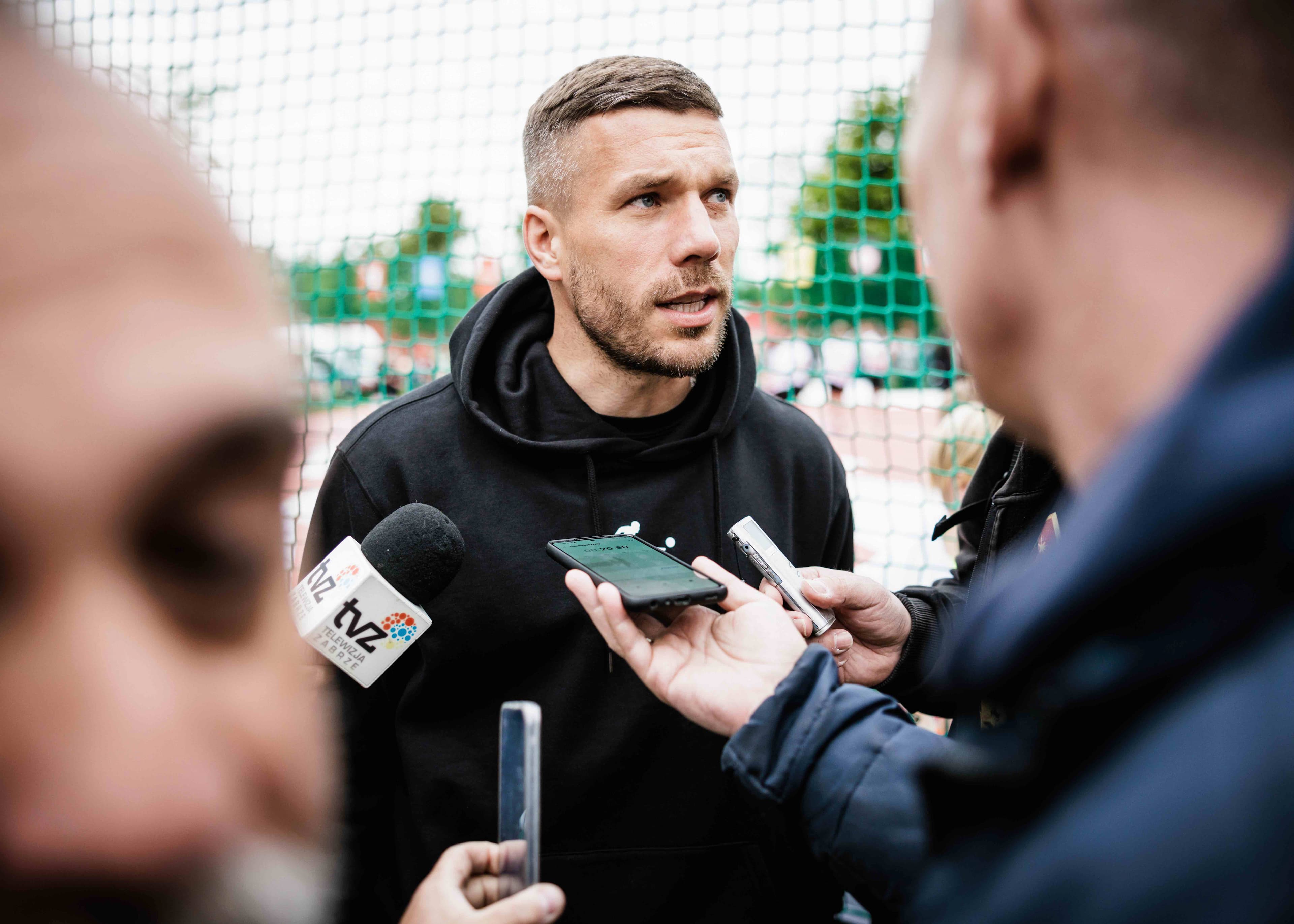 Lukas Podolski im Interview bei seinem polnischen Club Górnik Zabrze: Lokale Heros als Türöffner für einzelne Medienmärkte. (Foto: Bundesliga International)