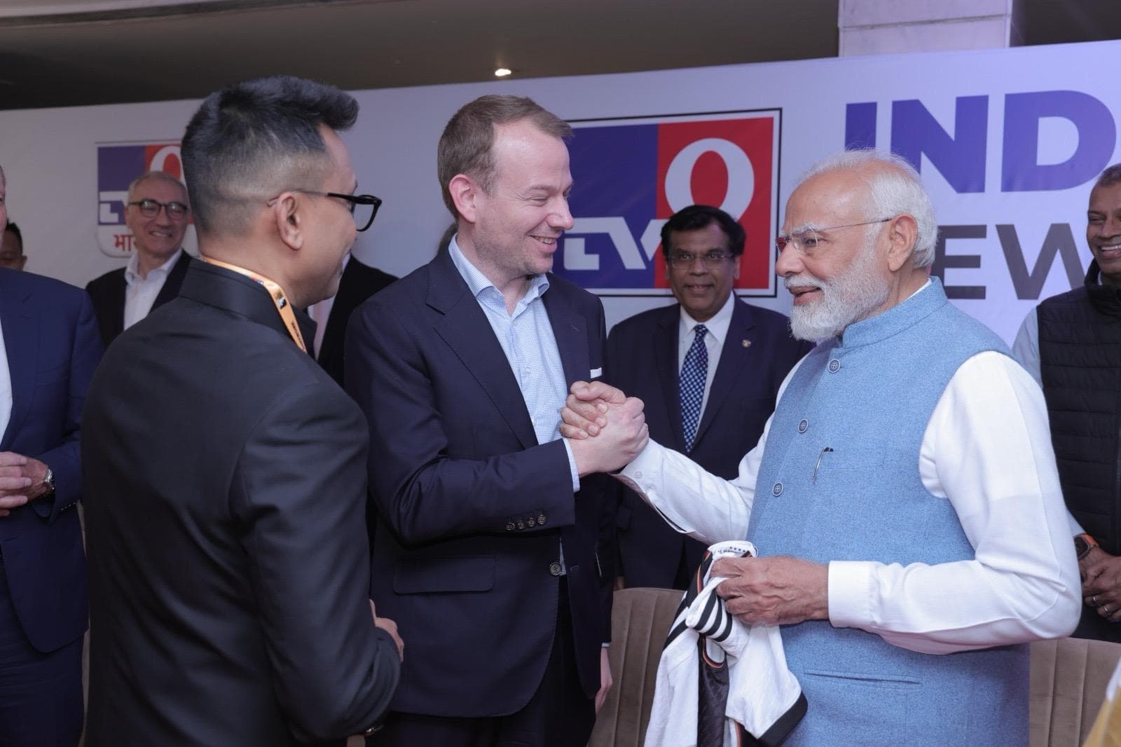 Peer Naubert mit Indiens Premierminister Narendra Modi: „Eine Milliarde Menschen, die weltweit an der Bundesliga interessiert sind.“ (Foto: Bundesliga International)