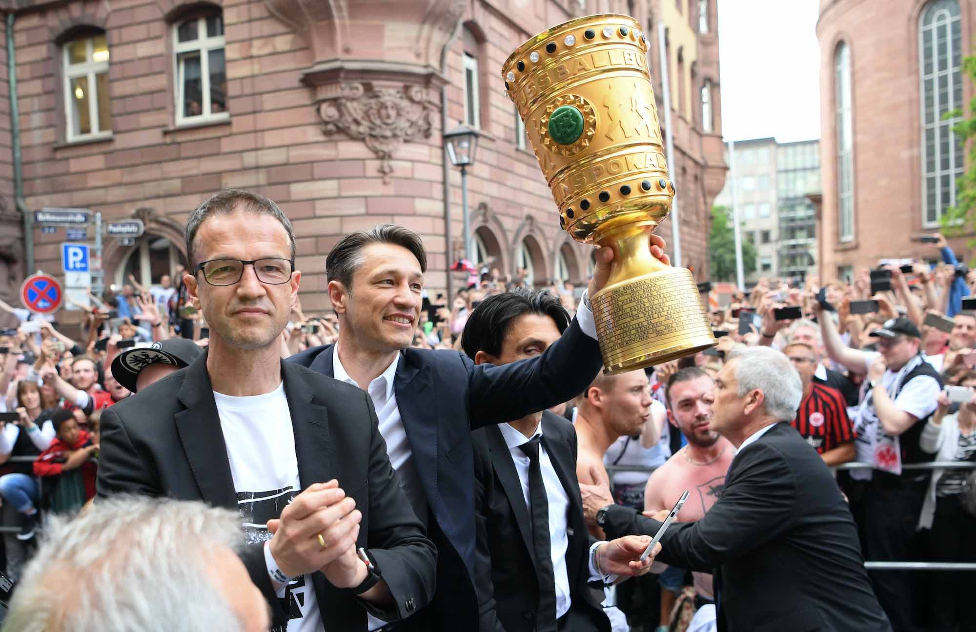 Fredi Bobic (links) und Nico Kovac nach dem DFB-Pokalsieg 2018. (Foto: picture alliance / Arne Dedert/dpa | Arne Dedert)