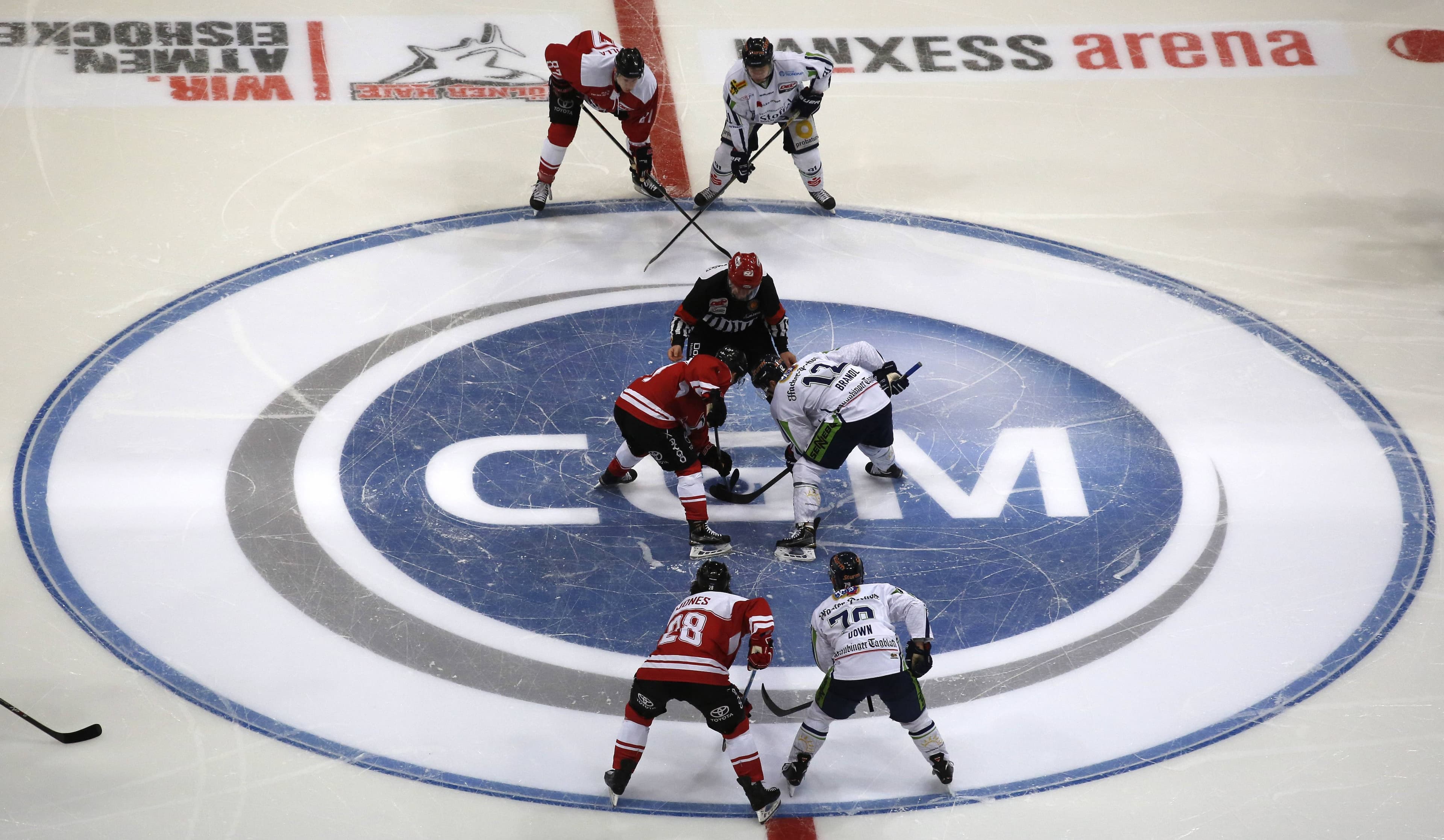 Dünneres Eis spart im Eishockey Strom und sorgt für bessere Sicht, auch der Werbung. (IMAGO / Mika Volkmann)