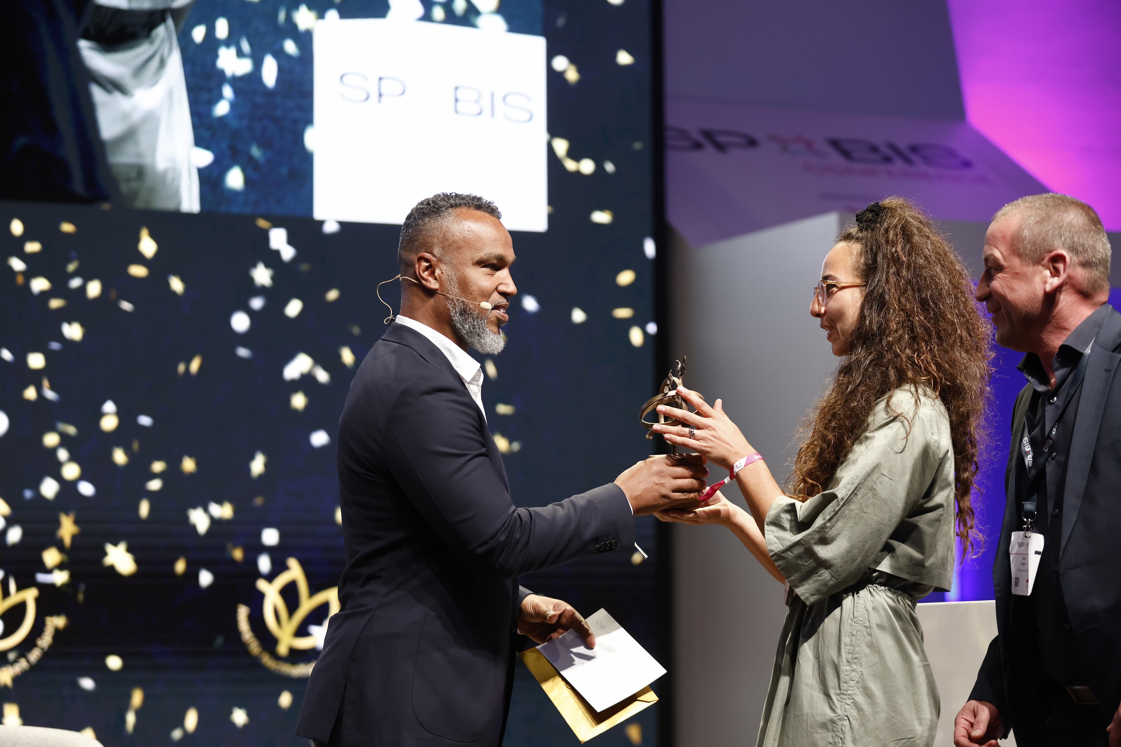 Patrick Esume übergibt den Award für Nachhaltigkeit in der Kategorie "Unternehmen".