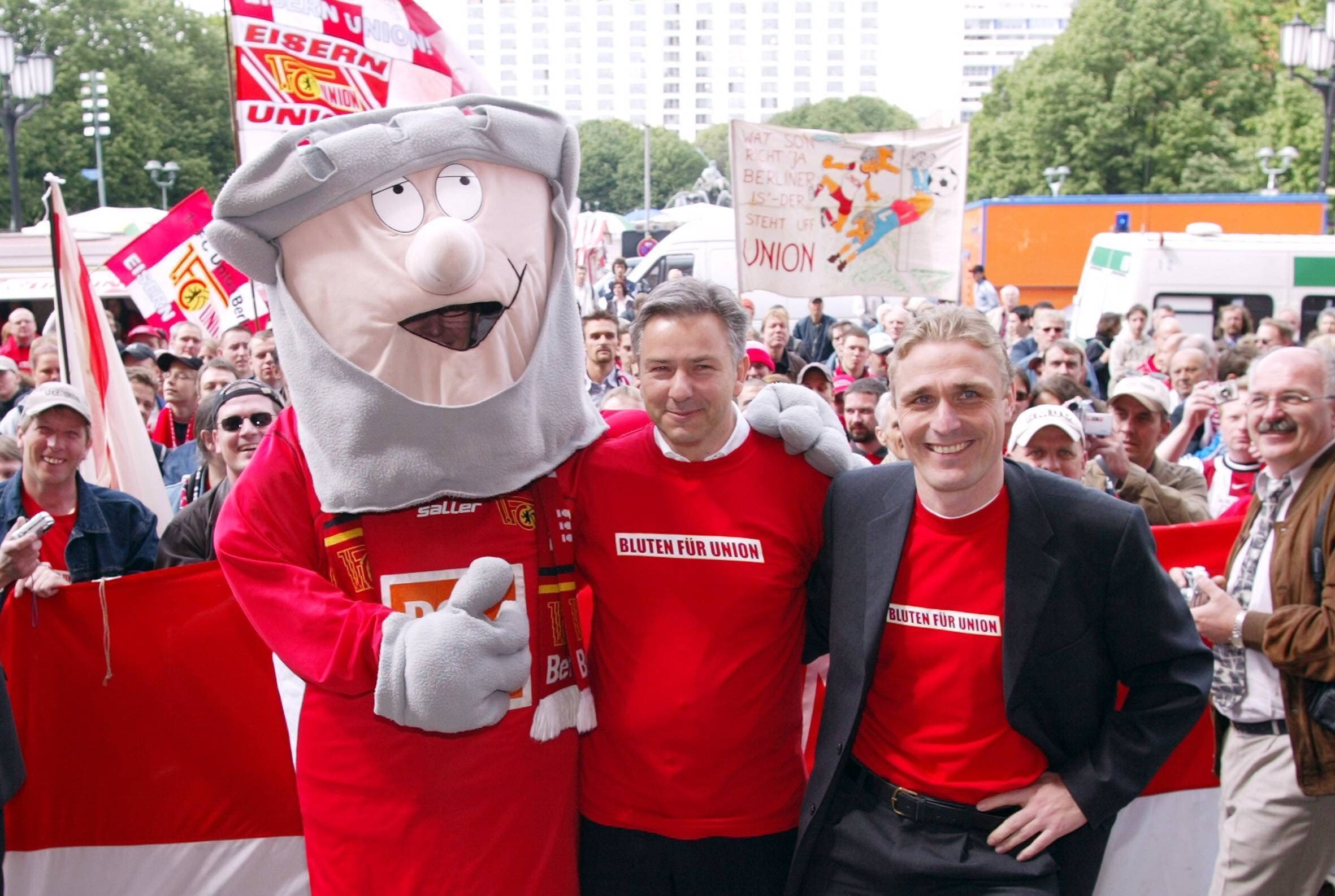 Prominente Unterstützung für die „Eisernen“: Selbst Berlins damaliger Bürgermeister Klaus Wowereit kaufte ein Spender-T-Shirt. (Foto: IMAGO / Contrast)