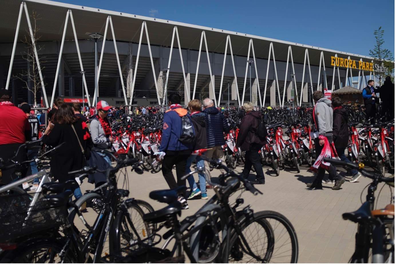Fahrradständer am Europa-Park Stadion: „Jobrad passt zu uns wie die Faust aufs Auge.“ (Foto: IMAGO / Sven Simon)
