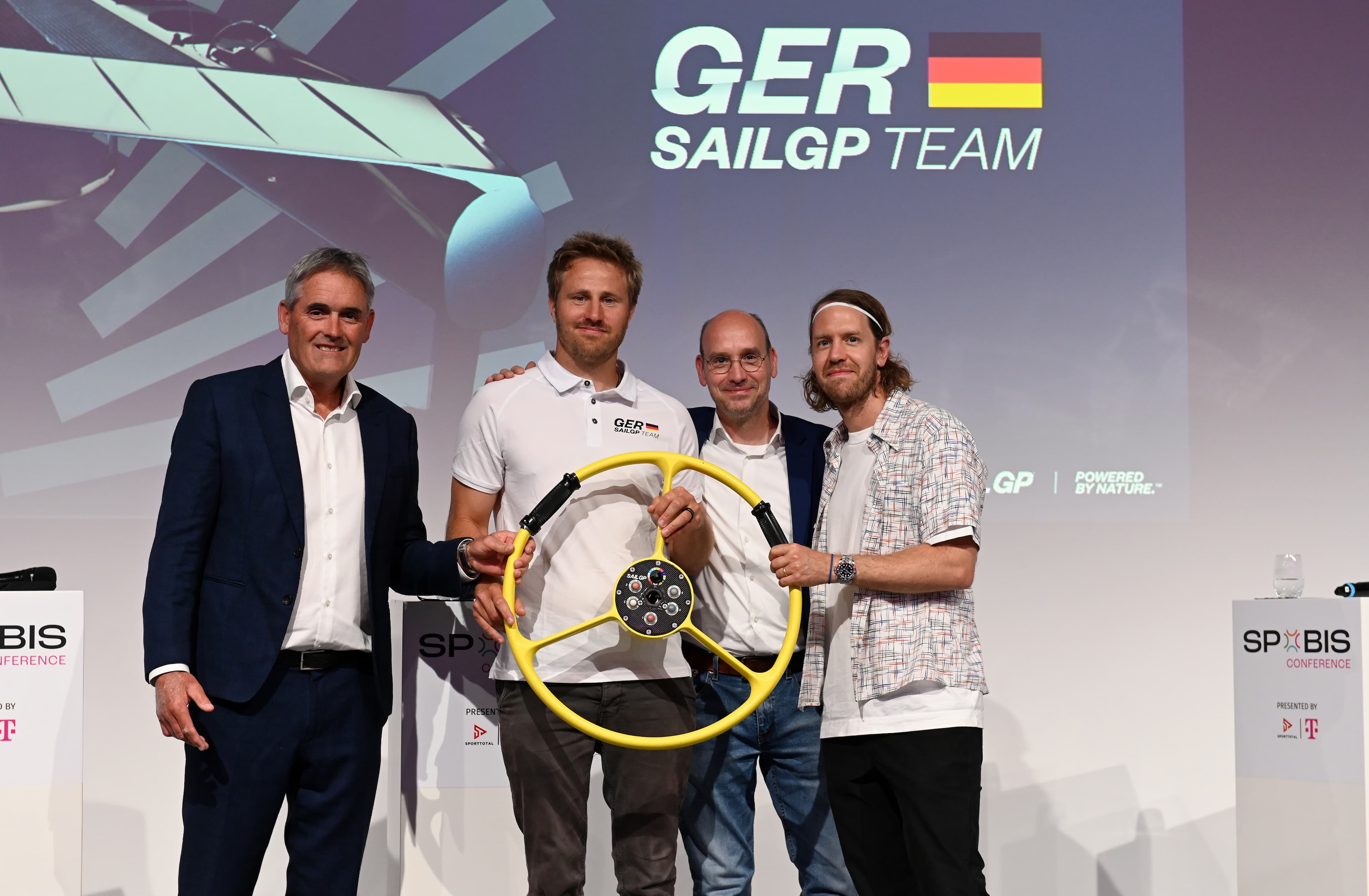 Sebastian Vettel investiert in neues SailGP-Team um CEO Russell Coutts.